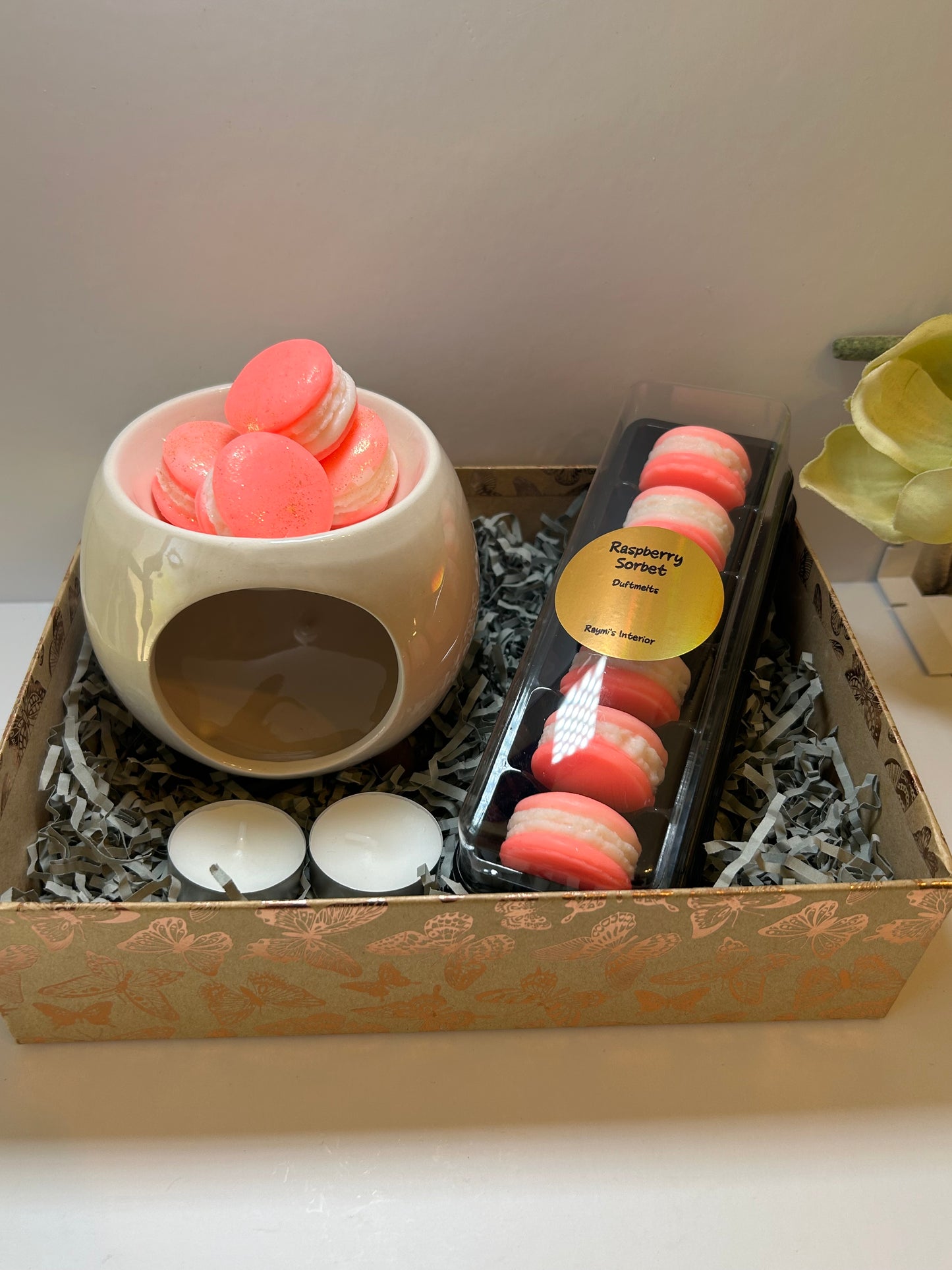 Raspberry sorbet 
Fresh,fruity,and sparkling.An explosion of sweet raspberries that awakens joyful and romantic emotions.
The burner is not included,go to the burner page if you want to include it.