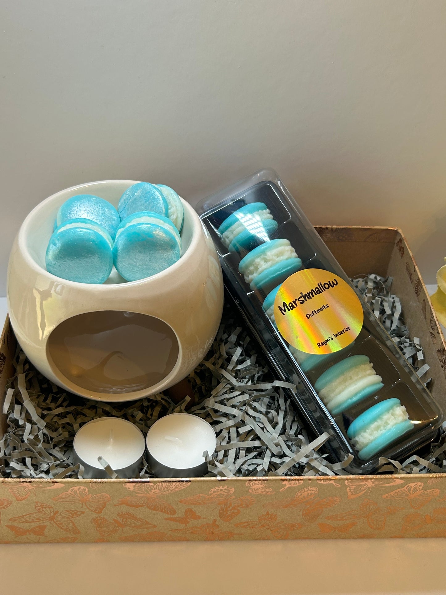 Marshmallow blue 
The most tender sweetness in the form of a scent,soft,sweet,and perfect for cozy,relaxing moments.
Top note:Raspberry 
Middle note: Rose
Base note: Vanilla,White Musk 
The burner is not included,go to the burner page if you want to include it. 