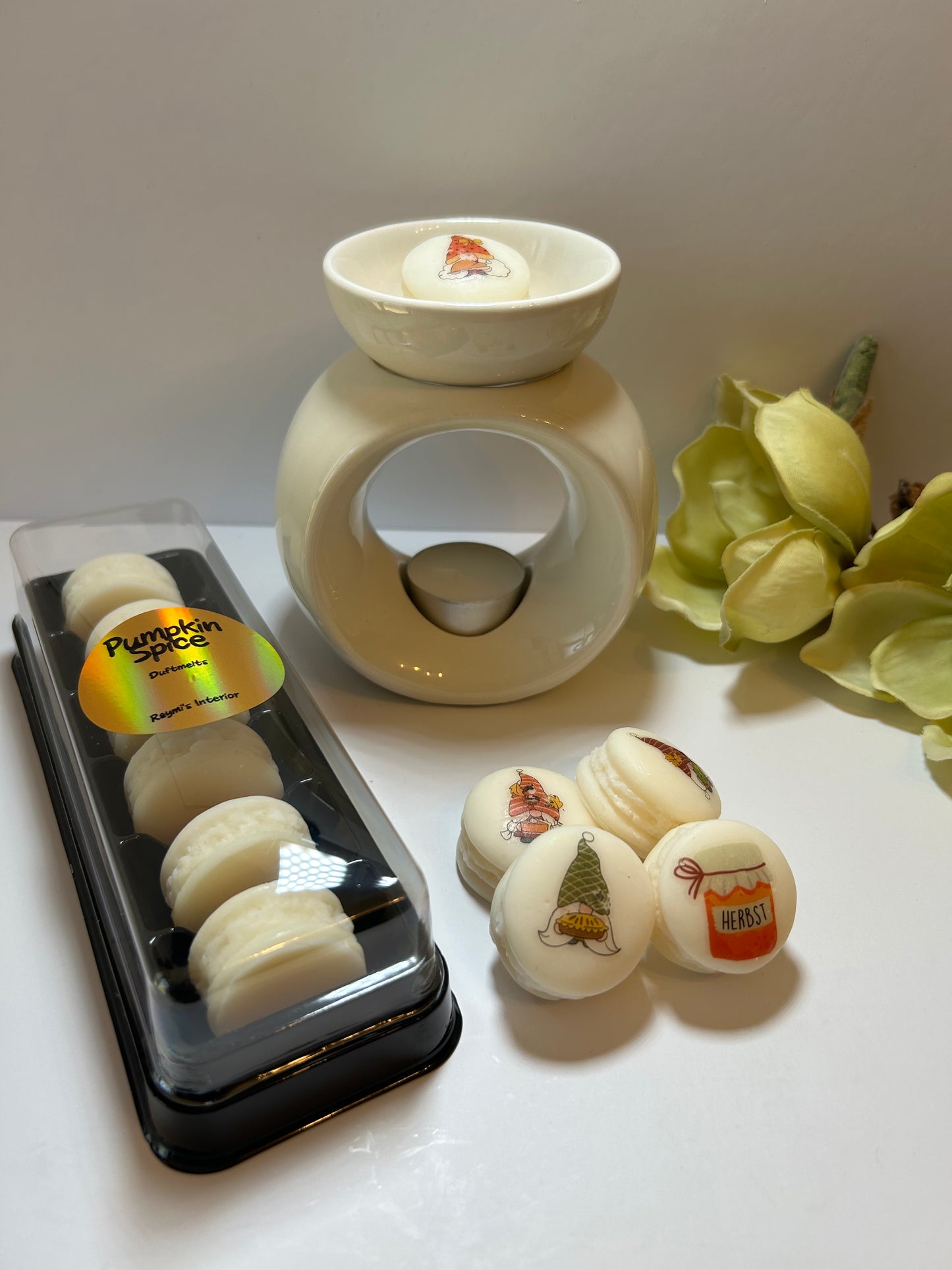 Pumpkin spice 
Spicy and warm notes that embrace you like an autumn a blanket and coffee.Home at its best.
The burner is not included,go to the burner page if you want to include it.