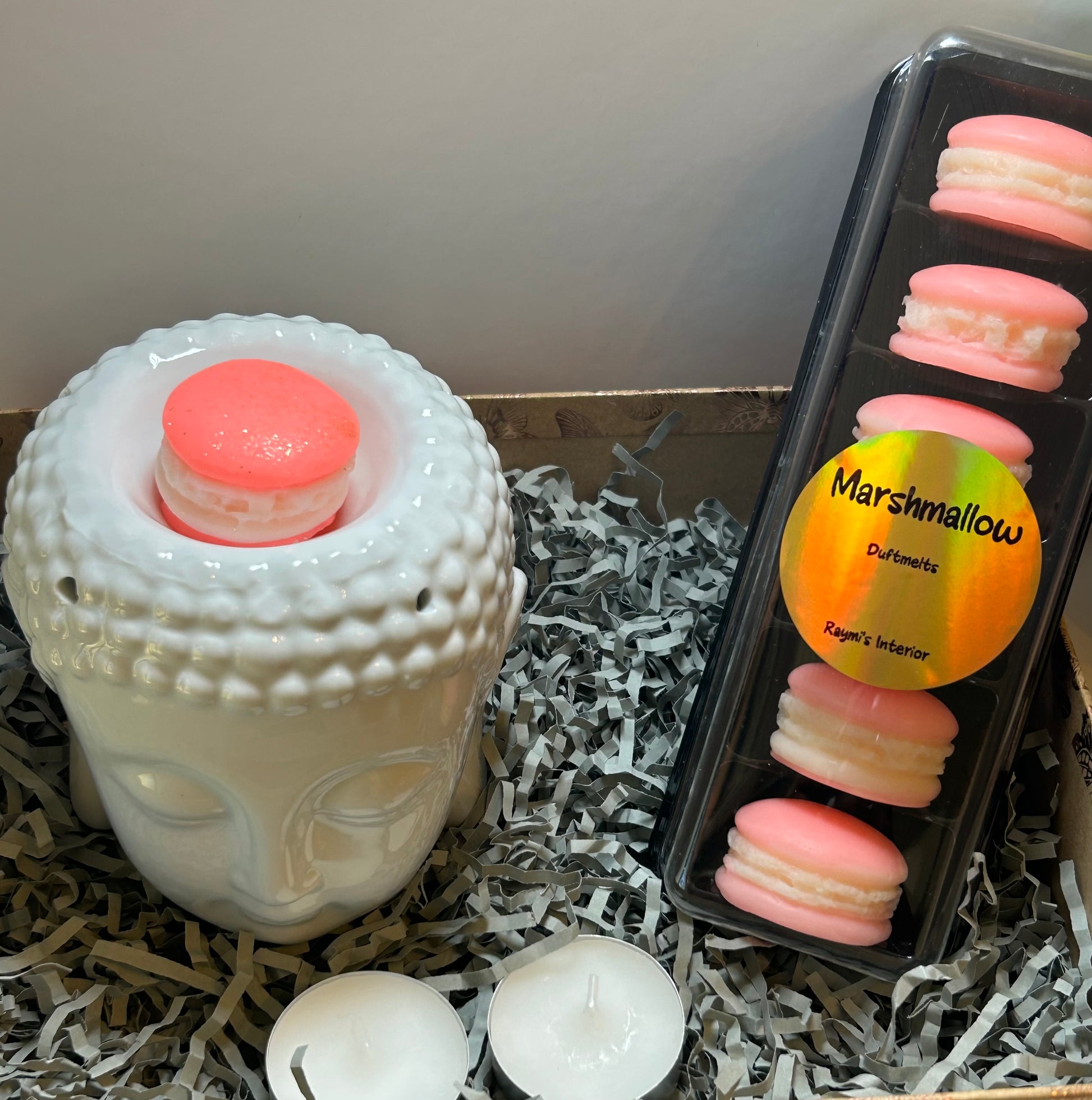 Marshmallow pink
Top note: Raspberry 
Middle note: Rose 
Base note: Vanilla,White  Musk
A Sweet and enveloping scent that evokes the softness of a warm embrace.
The sweetness of Marshmallow blends with juicy notes of raspberry,the delicate touch of rose,the warmth of vanilla and the elegance of white musk.
Perfect for creating a cozy,romantic,and tender atmosphere in your home.
The burner is not included,go to the burner page if you want to include it.