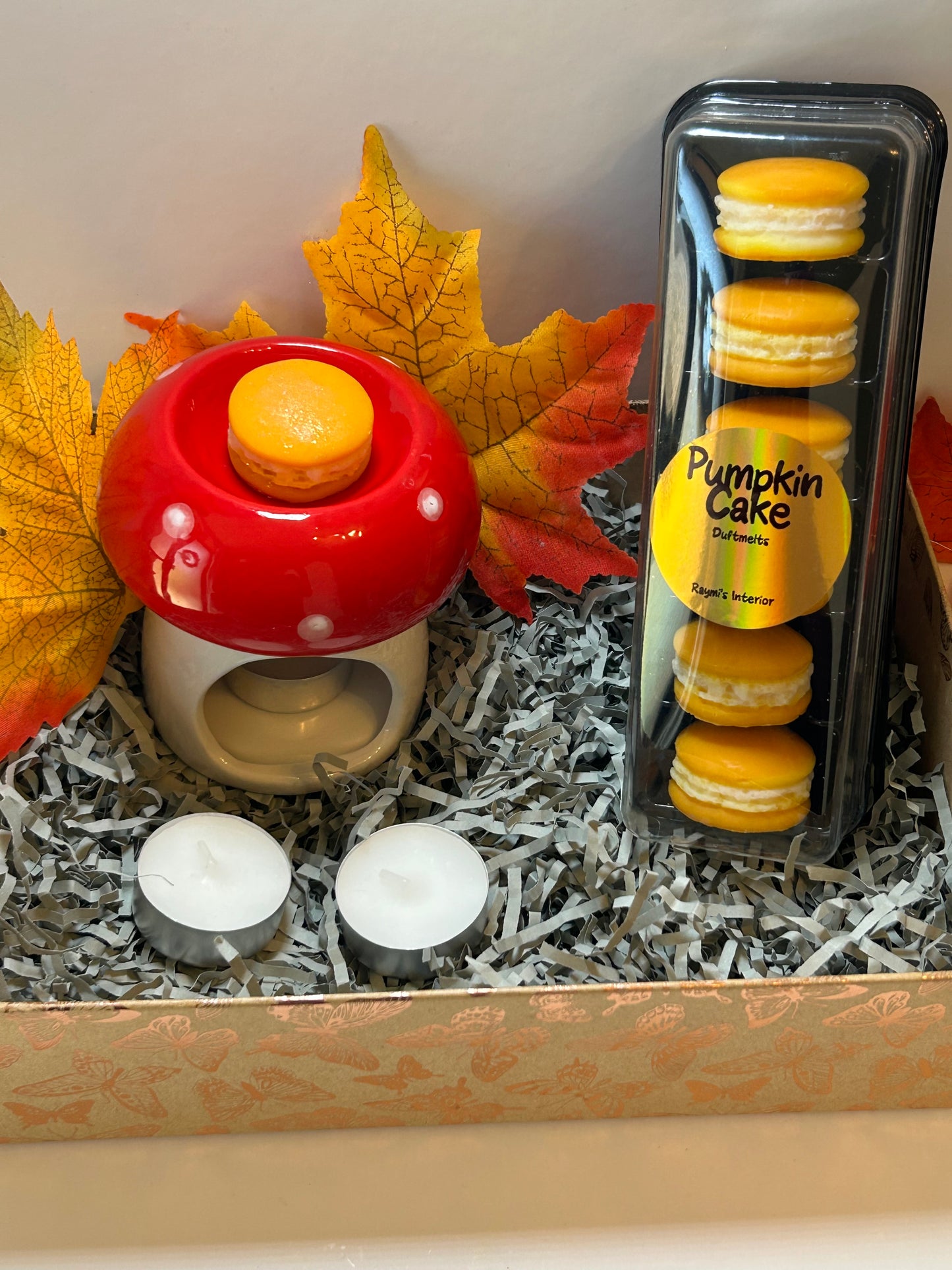 Pumpkin cake 
Cozy,warm scent perfect for fall/winter.
A comforting blend of creamy milk and orange peel with a hint of ginger. At its heart,warm spices of nutmeg,clove,and cinnamon envelop the senses,while honey and caramel leave a sweet and irresistible base. Perfect for filling your home with warmth and cozy memories.
Top notes: Milky notes,orange peel,ginger 
Middle notes: Nutmeg,clove,cinnamon bark 
Base notes: Honey,caramel 
The burner is not included,go to the burner page if you want to include it.