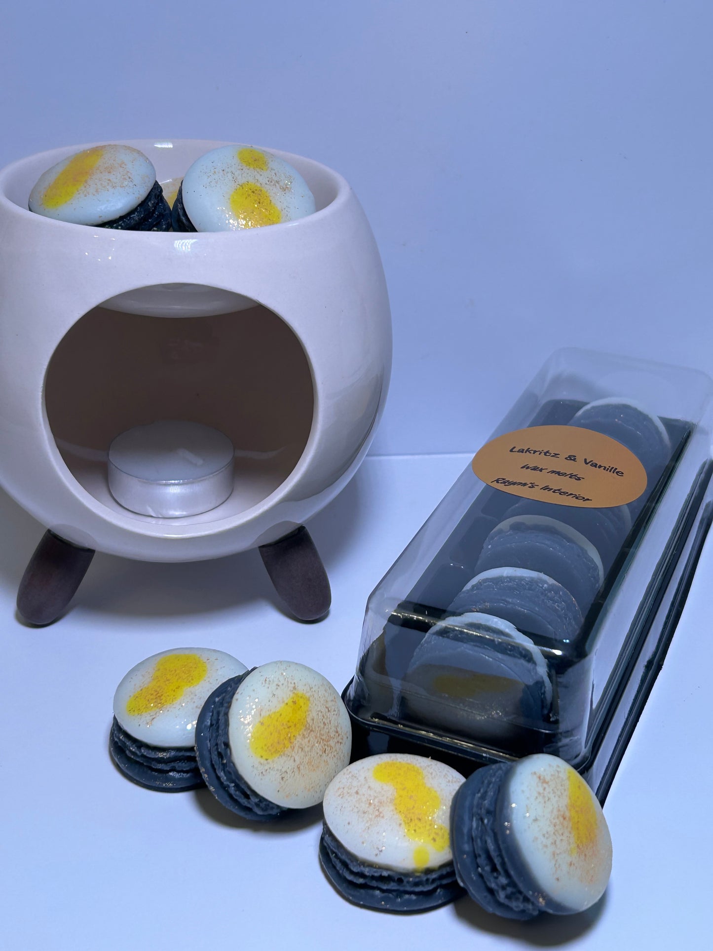 Lakritz & Vanille
Perfect for those seeking a sweet,warm,and slightly daring ambiance that transforms any space into a haven of aromatic pleasure.
The burner is not included,go to the burner page if you want to include it.