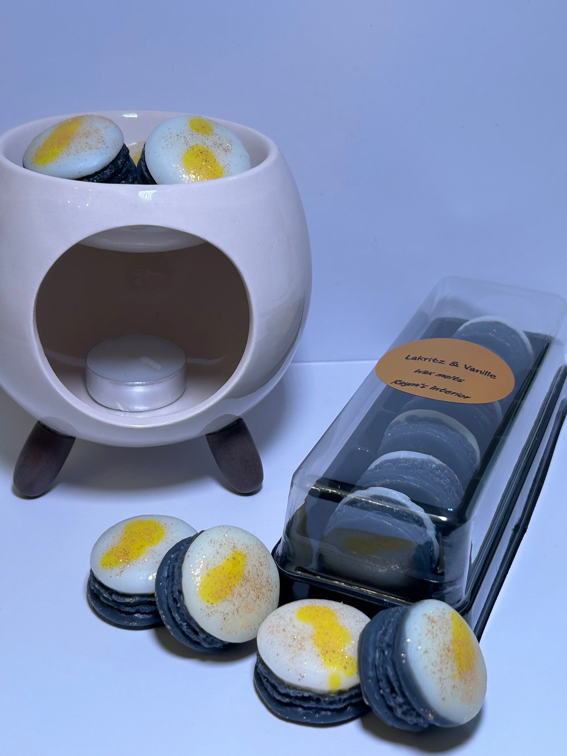 Lakritz & Vanille
Perfect for those seeking a sweet,warm,and slightly daring ambiance that transforms any space into a haven of aromatic pleasure.
The burner is not included,go to the burner page if you want to include it.