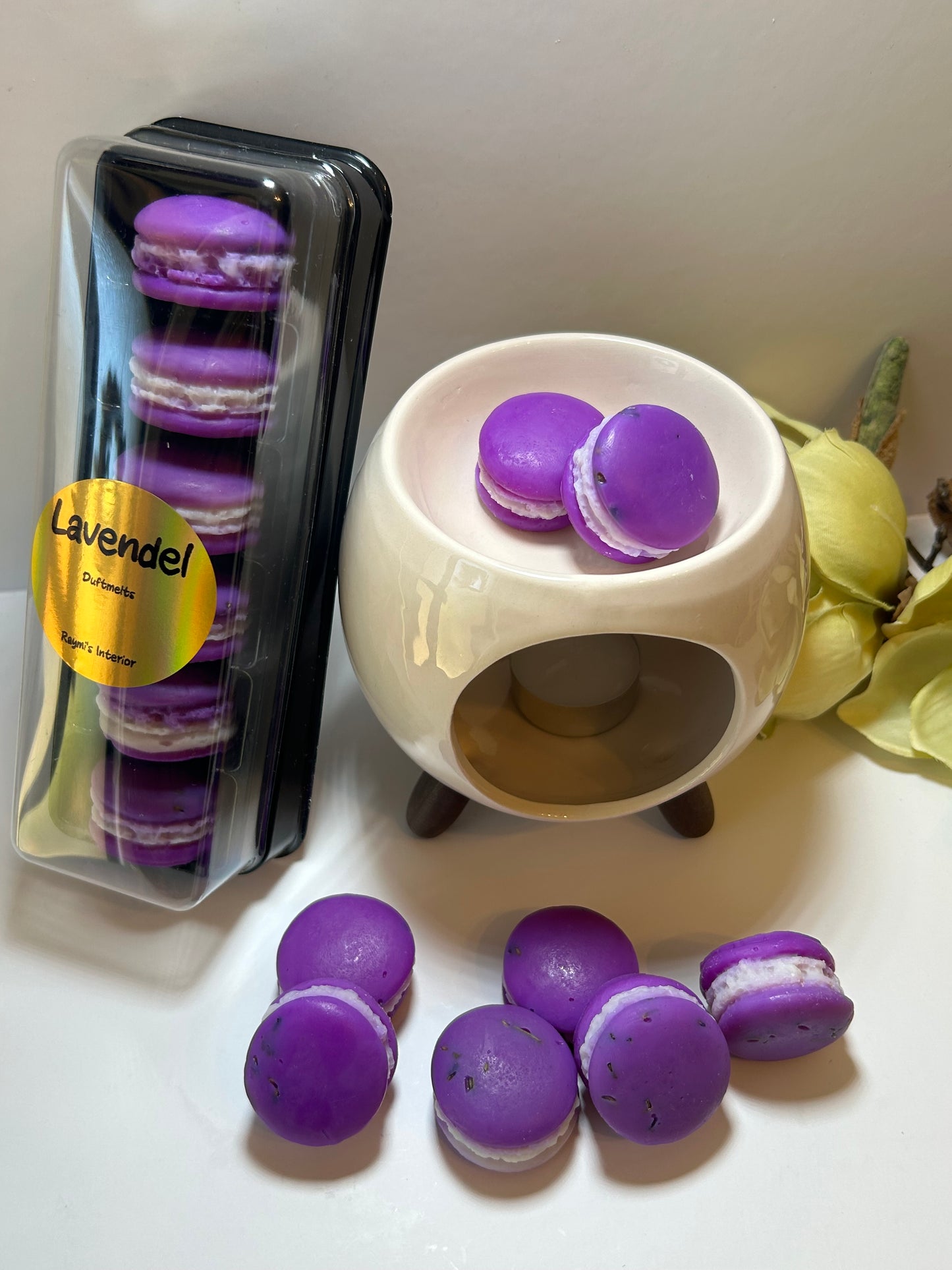 Lavendel 
A soft,enveloping aroma that invites you to rest.The essence of lavender becomes a nighttime embrace that calms the mind and caresses the soul.
Top notes:dragon fruit,cherry.
Middle notes:raspberry,rose.
Base notes:patchouli,vanilla.
The burner is not included,go to the burner page if you want to include it.
